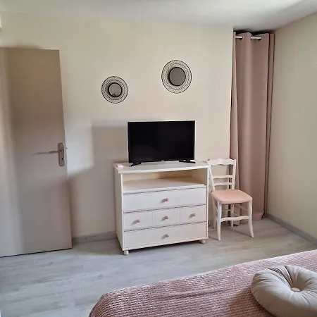 Au Calme Avec Parking Prive Tatil Evi Lavoux